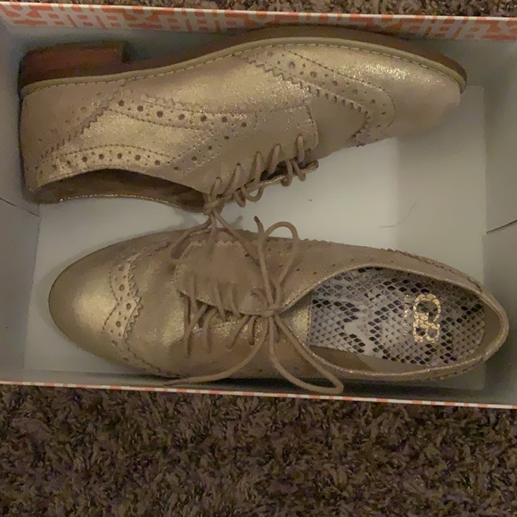 GB (Gianni Bini) size 9 gold w/wood bottom. - Picture 6 of 8